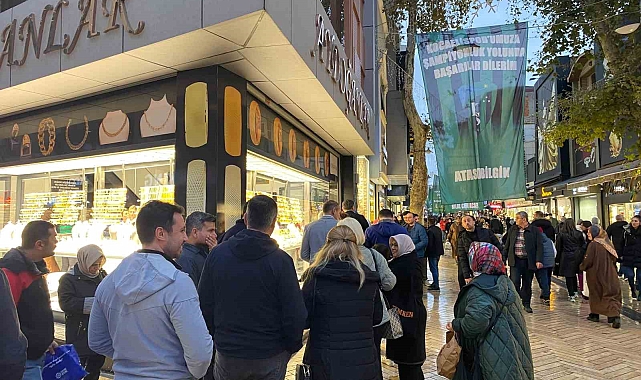150 lira düşük fiyata altın satan kuyumcu dükkanına vatandaşlar akın etti