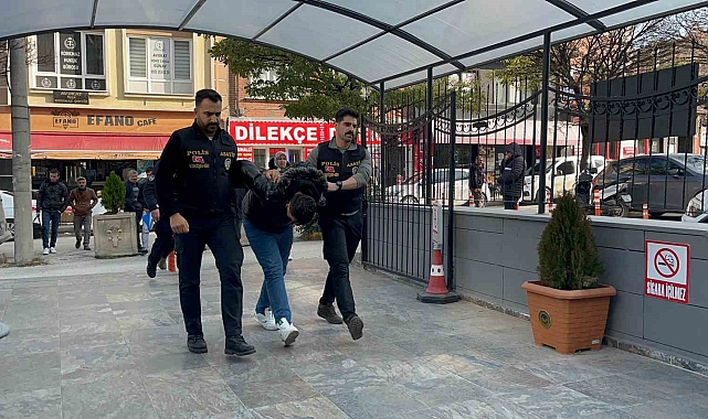 25 yaşındaki Erol Can Kılıç&#039;ı bıçaklayarak öldüren şüpheli, gözyaşları içinde adliyeye sevk edildi