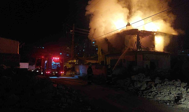 3 metruk ev sırayla yandı