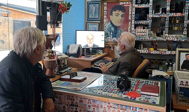 38 yıldır müşterilerinin vesikalık fotoğraflarını dükkanında asarak sergiliyor