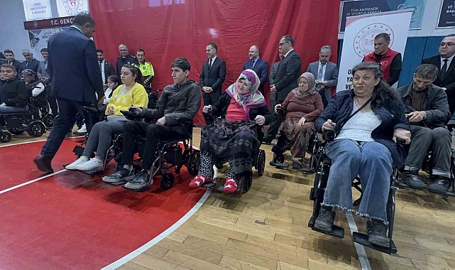 40 engelli vatandaşa akülü sandalye hediye edildi