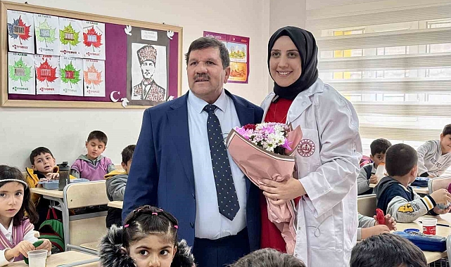 45 yıllık öğretmenlik hayatına, önlüğünü kızına devrederek veda etti