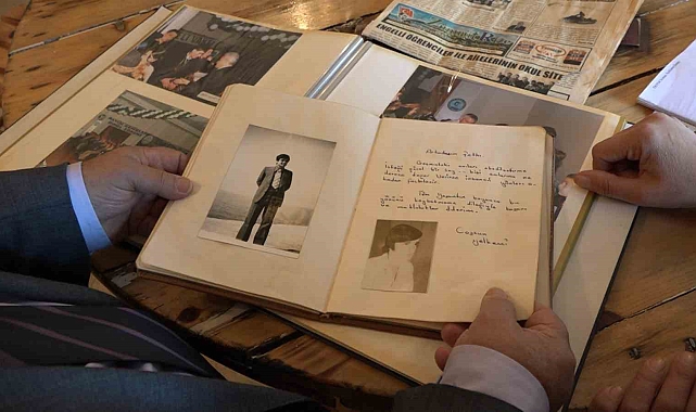 68 yaşındaki emekli eğitimci 49 yıllık hatıralarını okulun müzesine hediye etti