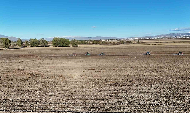 800 dönümlük arazisinde güzlük buğday ekimi için hazırlıklara başlandı