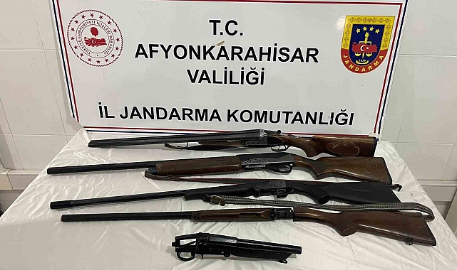 Afyonkarahisar&#039;da jandarmadan ruhsatsız silah baskını