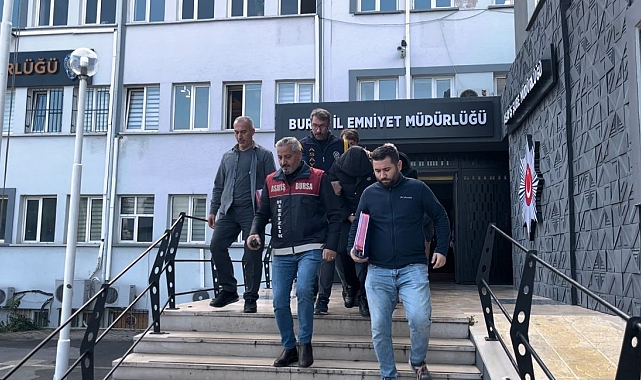 Ağır hasarlı araçları alıp piyasa süren otomobil çetesine operasyon : 3 kişi tutuklandı