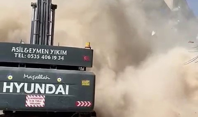 Ağır hasarlı bina tek dokunuşla yıkıldı