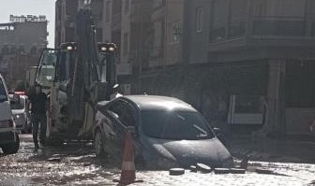 Ağır tonajlı kamyonların geçtiği caddede içme suyu hattı patladı