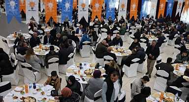 AK Parti Iğdır’da düzenlenen yemekte bir araya geldi