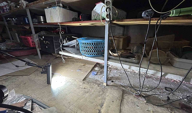 Antika dükkanını lağım suyu bastı