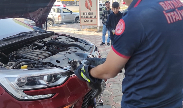 Araç motoruna sıkışan kedi kurtarıldı