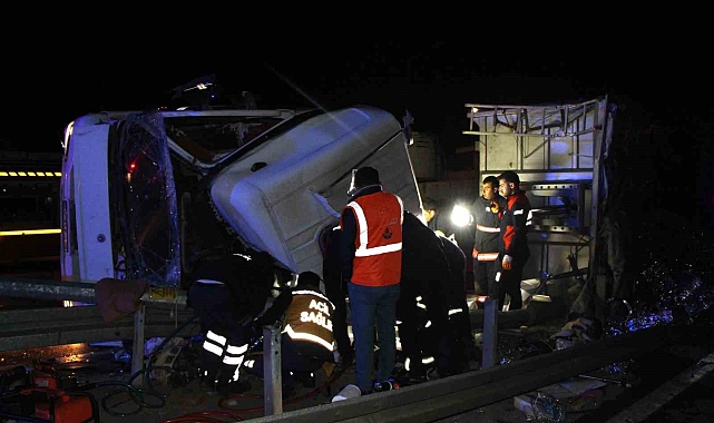 Araçta sıkışan sürücüyü ekipler kurtardı