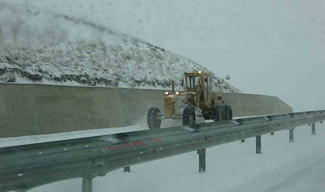 Ardahan&#039;da kar esareti; 8 köy yolu ulaşıma kapandı