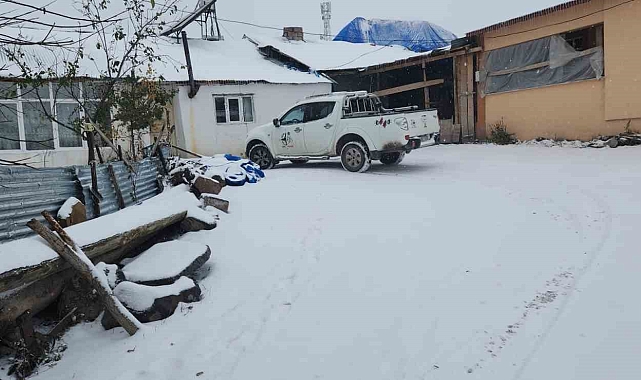 Ardahan&#039;da köylüler güne kar yağışıyla uyandı