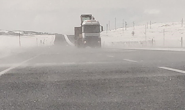 Ardahan&#039;ın yüksek kesimlerinde tipi etkili oldu