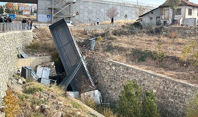 Arıza yapan tır dereye düştü