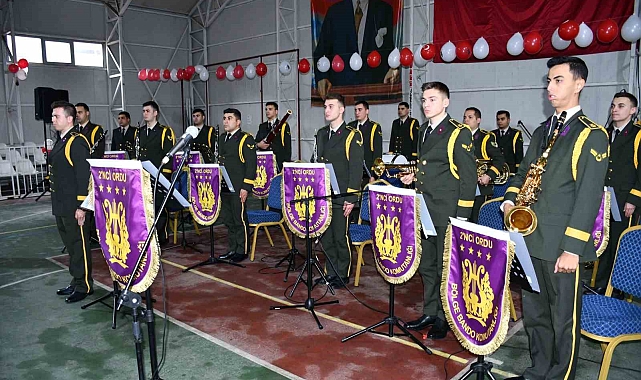 Askeri bando takımından sınırda görev yapan Mehmetçik ve öğrencilere konser