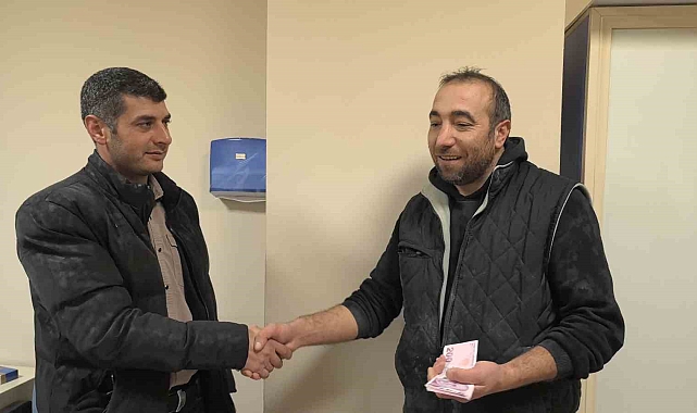 ATM&#039;de unutulan para polise teslim edildi