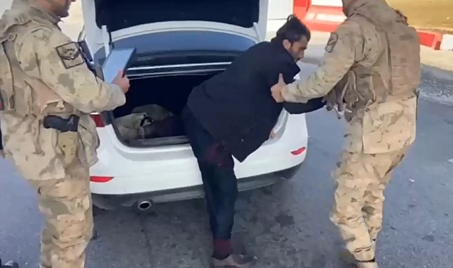 Bagajda yakalanan düzensiz göçmen sınır dışı edildi