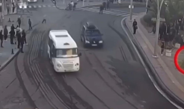 Batman&#039;da bir annenin oğlunu terör yandaşlarının arasından çekip aldığı anlar kameraya yansıdı