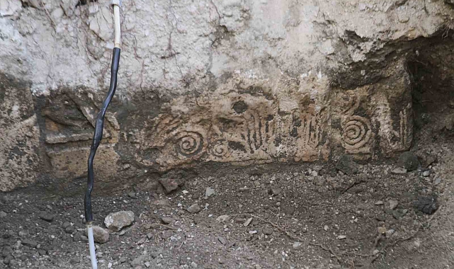 Belediye personeli kılığıyla define kazısından tarihi lahit ve küp parçaları çıktı