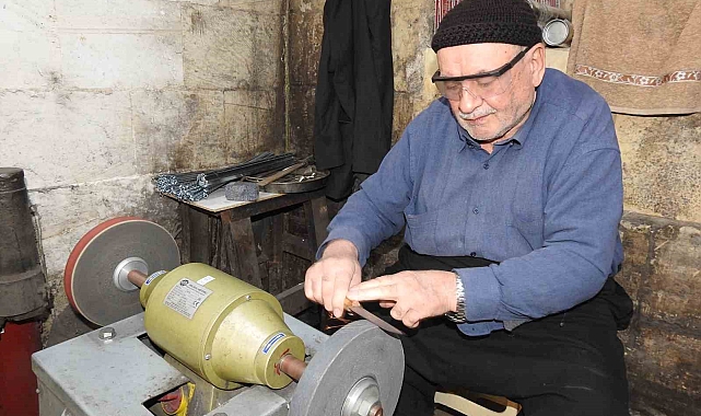Bıçak ustası 65 yıldır mesleğini severek yapıyor