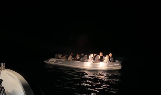 Bindikleri lastik botla sürüklenen 16 düzensiz göçmen, kurtarıldı