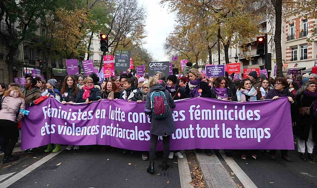 Binlerce kişi &quot;kadına yönelik şiddete karşı&quot; yürüdü