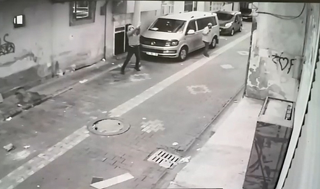 Bir kişi eve tabanca ile kurşun yağdırırken arkadaşı da onu görüntüledi