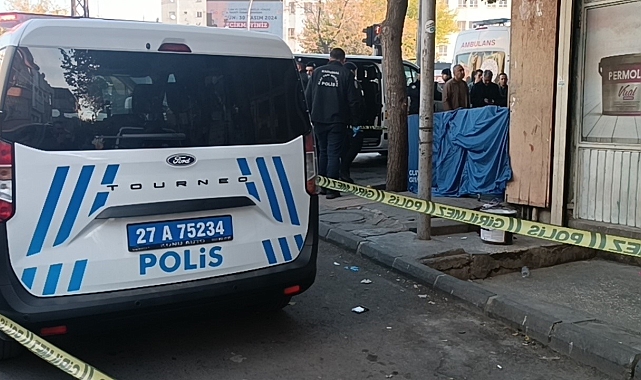 Bir şahıs, sokak ortasında eşini öldürdükten sonra intihar ederek yaşamına son verdi.