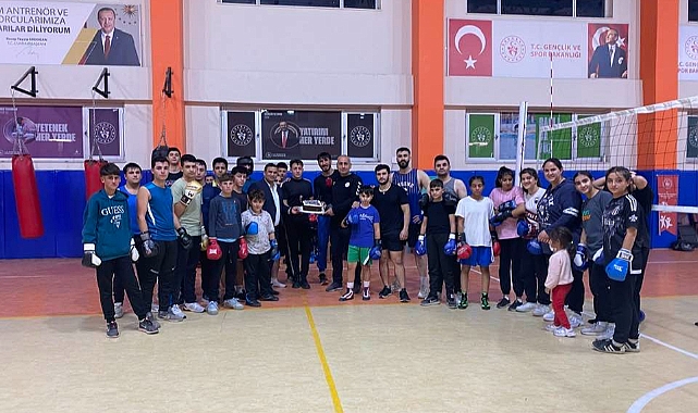 Boks Antrenörü Demirci&#039;ye sürpriz Öğretmenler Günü kutlaması