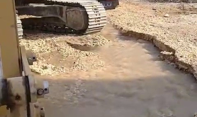 Bursa&#039;da kazı çalışması sırasında su borusu patladı, caddeler göle döndü