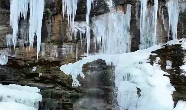 Buz sarkıtlarının boyu 4 metreyi buldu