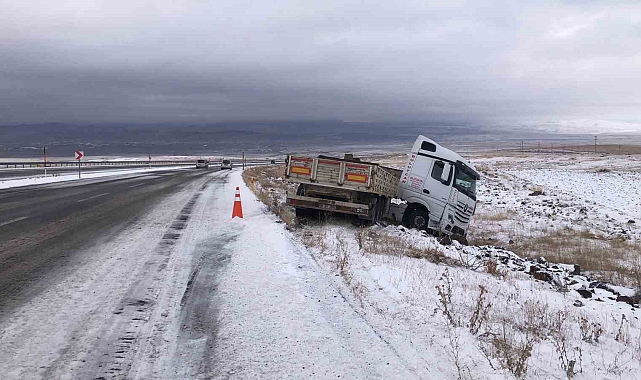 Buzlanan yolda kayan tır şarampole düştü