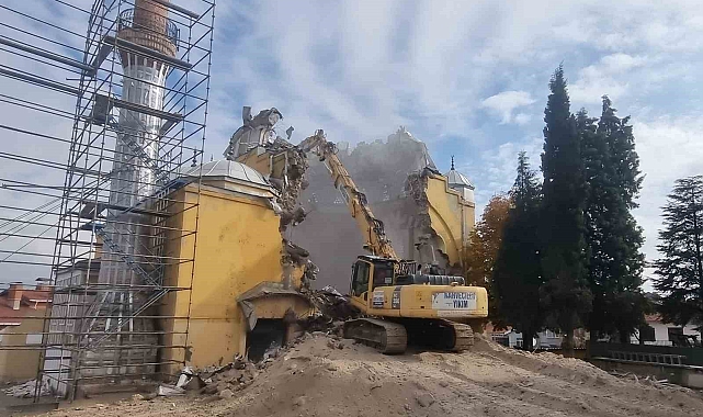 Camii yıkıldı, minare koruma altına alındı