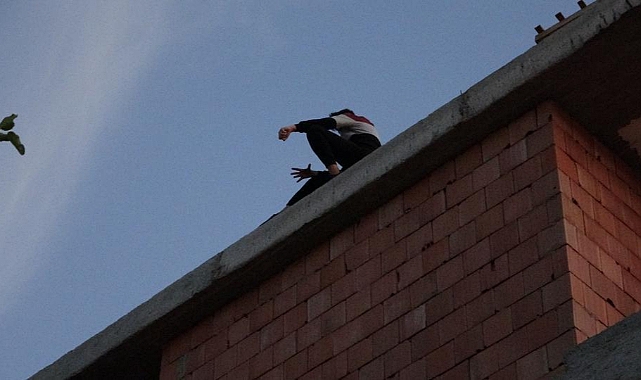 Çatıya çıkan kadın, ekiplere ve ailesine ecel terleri döktürdü