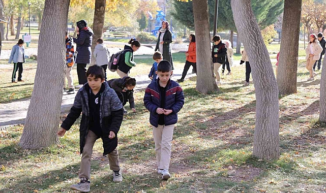 Çocuklar meşe palamudu toplamak için yarıştı