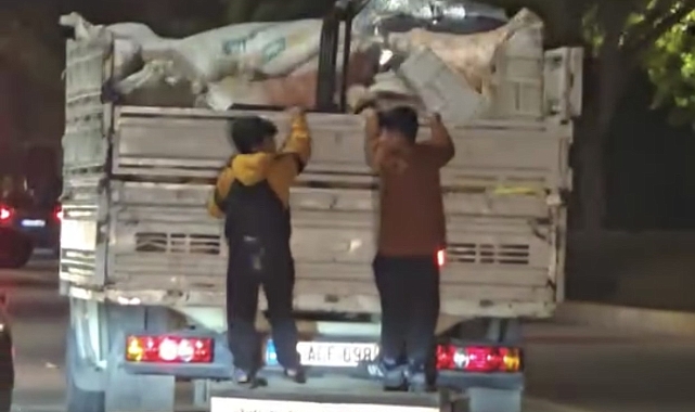 Çocukların kamyonet arkasında tehlikeli yolculuğu kamerada
