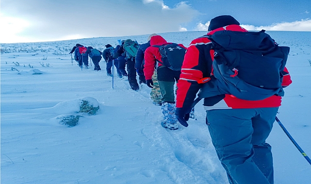 Dağcılar Iğdır’ın Kurtuluşunu 3250 rakımlı zirvede kutladı