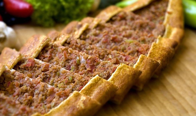 Denizli&#039;den bir pideciye yapılan denetimde  pideye sakatat olarak kalp konulduğu tespit edildi