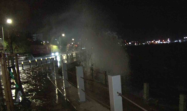 Dev dalgalar kıyıyı dövdü