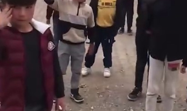 Devriye gezen polise selam veren öğrencilere shortland sürprizi