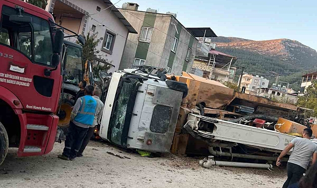 Direksiyon hakimiyetini kaybeden kamyon araçları biçti