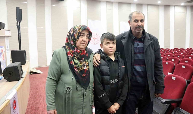 Doğuştan böbrek hastası olan 16 yaşındaki Tolgacan&#039;a babası böbreğini verdi