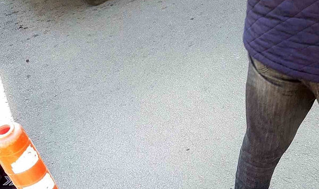 Dolmuş şoförü aracından inen iki yabancı uyruklu yolcuyu ezdi