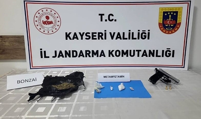 Durdurulan araçtaki şahıslardan uyuşturucu çıktı