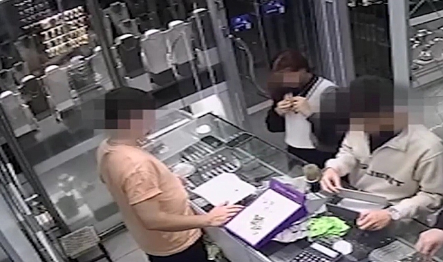 Düşük ayarlı altınlarla kuyumcuları dolandırdılar