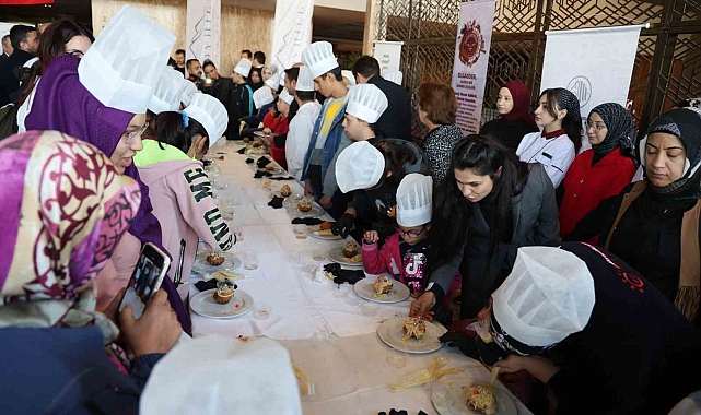 Elazığ&#039;da engelli çocuklar pasta süsledi