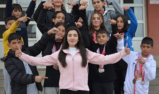 Elif öğretmen öğrencilerini spora yönlendirdi