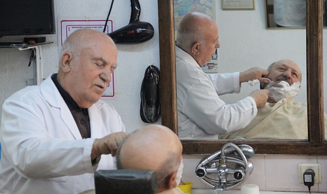 Eline aldığı usturayı 64 yıldır bırakmıyor